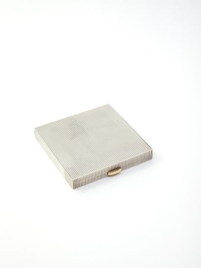 HERMES 
POUDRIER carré en argent guilloché...