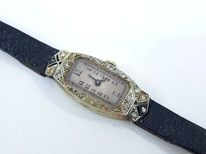 LADY'S WRISTWATCH 
Oval case in white gold...