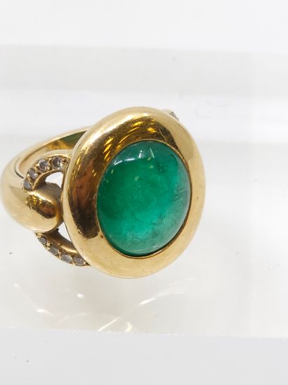 Yellow gold ring 750 decorated with a cabochon...