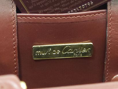 CARTIER must 
Sac diligence en cuir bordeaux...