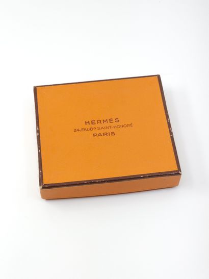 HERMES 
POUDRIER carré en argent guilloché...