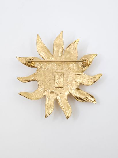 YVES SAINT LAURENT 
Broche soleil en métal...