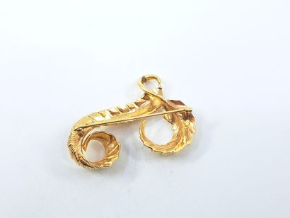 BROCHE en or 585° (14kt) à decor de volute...