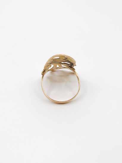 BAGUE en or jaune 750° à motif végétal 
Poids...