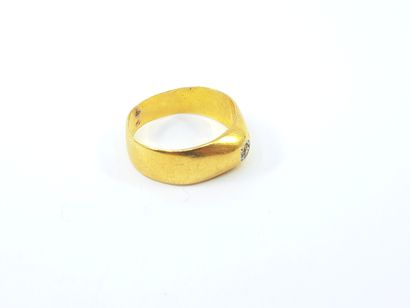 Yellow gold ring 750° with an old cut diamond...