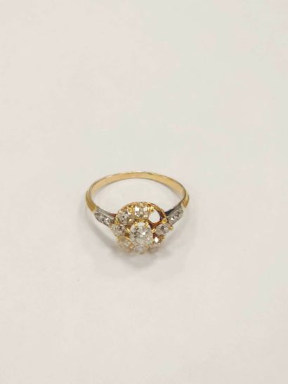 BAGUE en or deux tons de type marguerite...