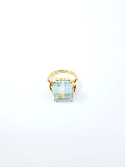 BAGUE cocktail en or jaune 750° surmontée...