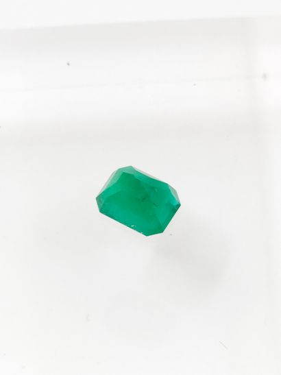 2.25 ct. TREATED EMERALD
Comlombie Resin...