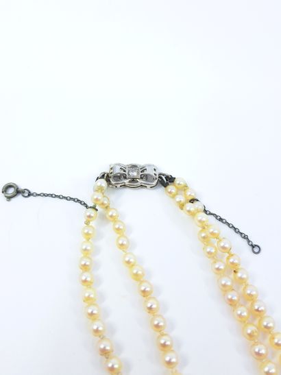 NECKLACE of cultured pearls in fall, clasp...