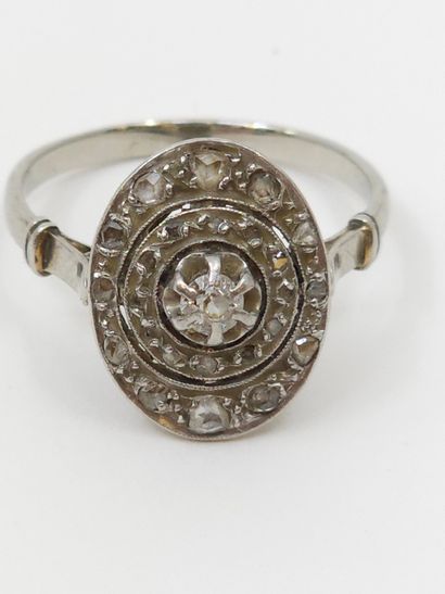 BAGUE en or gris 750°, plateau ovale orné...
