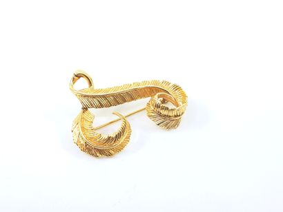 BROCHE en or 585° (14kt) à decor de volute...