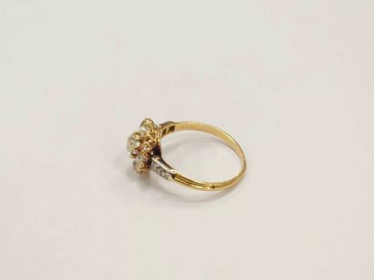 BAGUE en or deux tons de type marguerite...