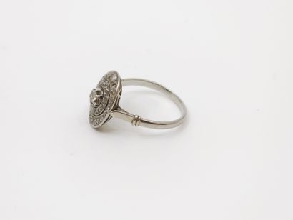 BAGUE en or gris 750°, plateau ovale orné...