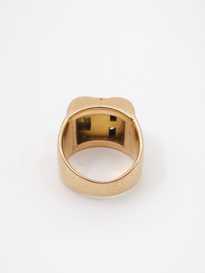 BAGUE chevalière en or jaune 750° monogrammée...
