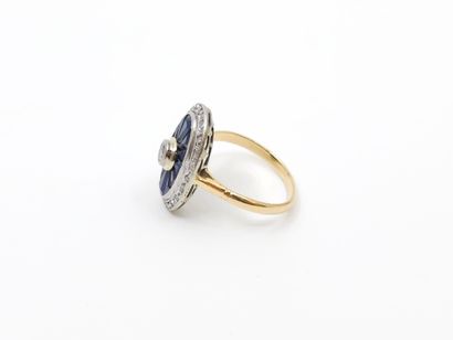 BAGUE en or deux tons ornée d'un plateau...