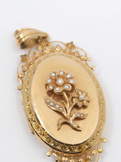 pendant with pearls in yellow gold 750 
with...