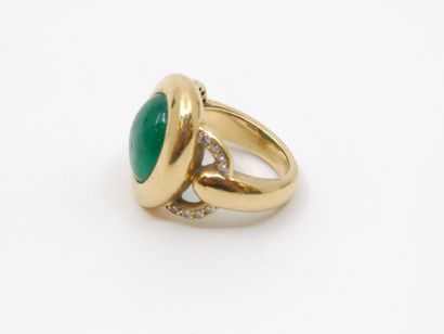 Yellow gold ring 750 decorated with a cabochon...