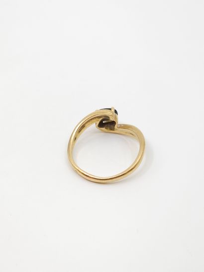 BAGUE en or jaune 750° ornée d'un saphir...