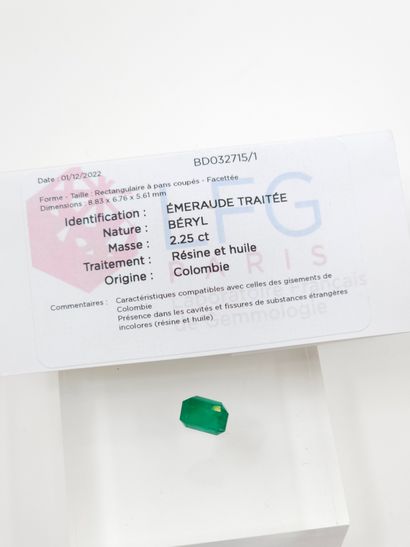 2.25 ct. TREATED EMERALD
Comlombie Resin...