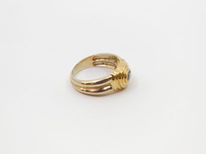 BAGUE en or jaune 750° ornée d'un saphir...