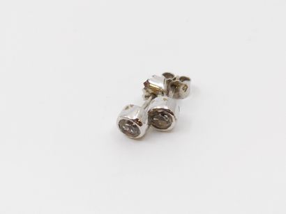 Pair of earrings in white gold 750° decorated...