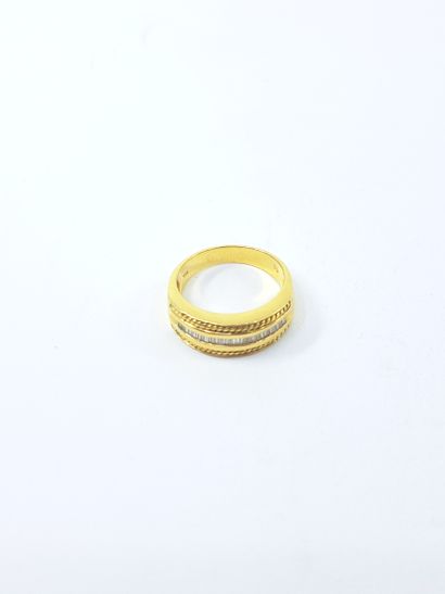 BAGUE en or jaune 750° ornée de diamants...