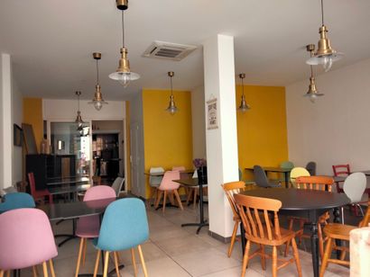 15 tables carrée 
38 chaises de modèle différents
4...