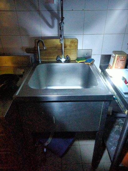 Plonge un bac commande genoux