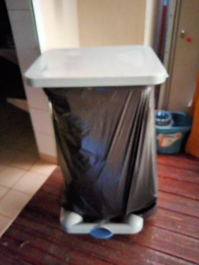 Meuble bas en inox à deux portes coulissantes
Poubelle...