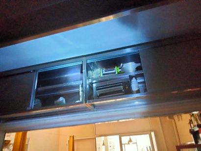 Meuble de rangement en inox à trois portes...