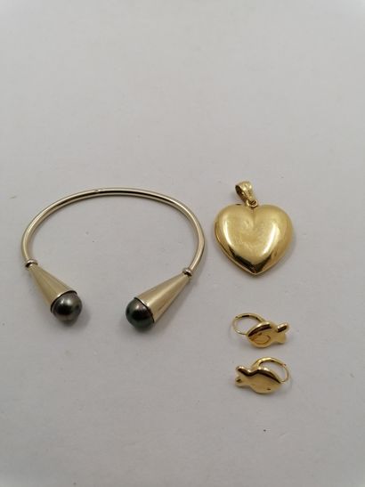 1 Pair of earrings Gold 18kt 2,39 g 1 Pendant...