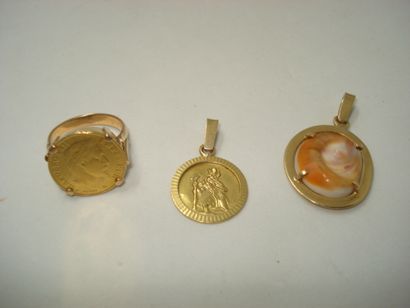 1 Ring Gold 18kt 11,01g 2 Pendants Gold 18kt...