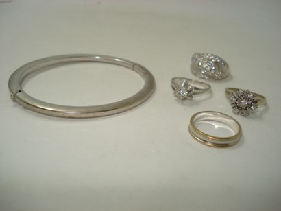 2 Rings Gold 18kt and stones 10,18g 1 Bracelet...
