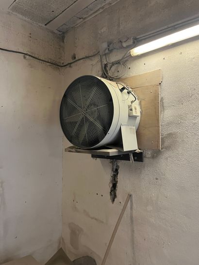 Deux ventilateurs de chantier et gaine