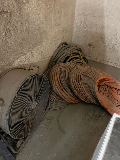 Deux ventilateurs de chantier et gaine