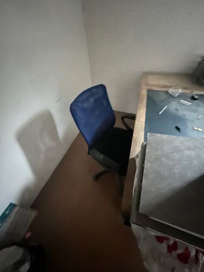Bureau plat en bois 
Fauteuil de bureau 
Bureau...