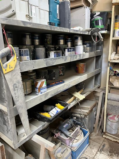 Stock de produits 
Peinture 
Colle
Petit...