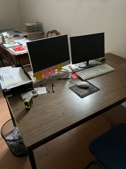 Deux écrans d'ordinateur 
Clavier
Unité ...