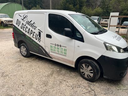 Véhicule utilitaire de marque NISSAN modèle...