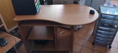 Trois bureaux en stratifié
Chaises de bureau
Comptoir...