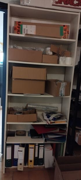 Trois bureaux en stratifié
Chaises de bureau
Comptoir...