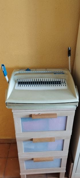 Relieuse à main