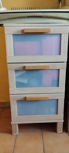 Trois bureaux en stratifié
Chaises de bureau
Comptoir...