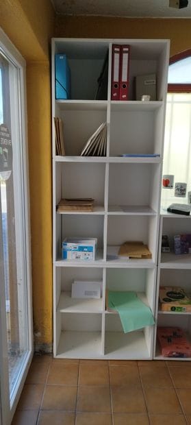 Trois bureaux en stratifié
Chaises de bureau
Comptoir...