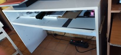 Trois bureaux en stratifié
Chaises de bureau
Comptoir...