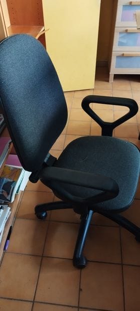 Trois bureaux en stratifié
Chaises de bureau
Comptoir...