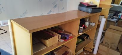Trois bureaux en stratifié
Chaises de bureau
Comptoir...