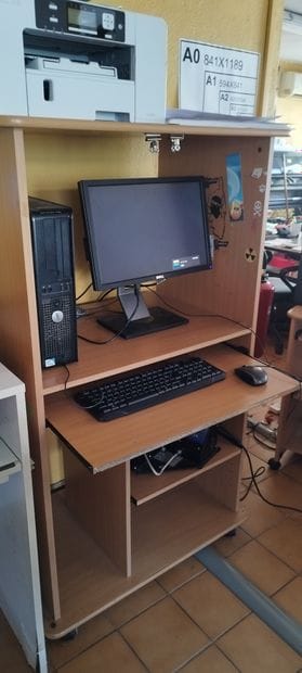 Trois bureaux en stratifié
Chaises de bureau
Comptoir...