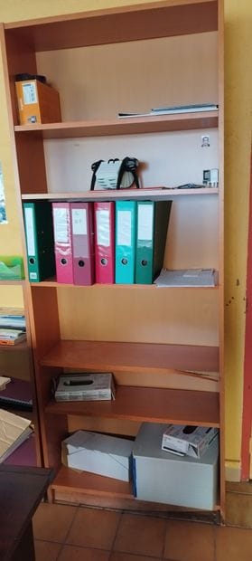 Trois bureaux en stratifié
Chaises de bureau
Comptoir...