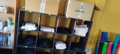 Trois bureaux en stratifié
Chaises de bureau
Comptoir...